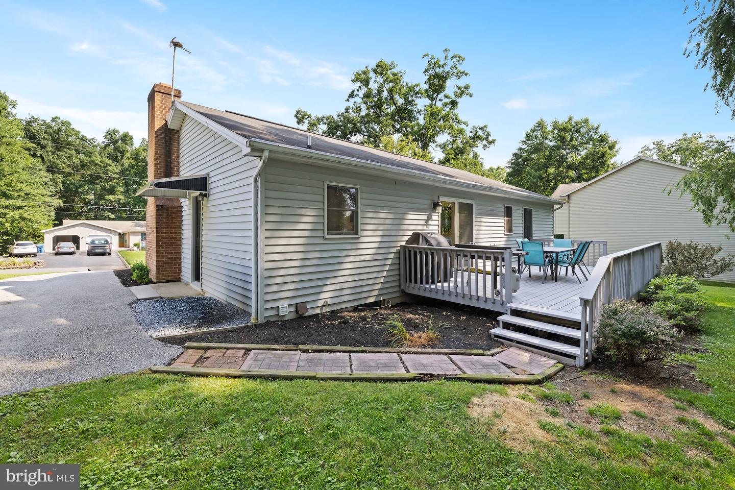 16 Halleck Dr Property Photo 10