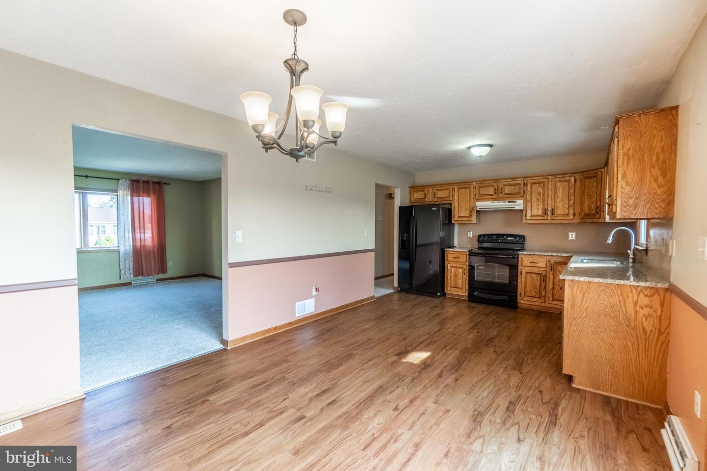 677 Poplar St Property Photo 4