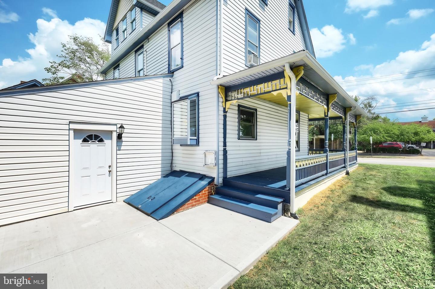 412 Carlisle St Property Photo 4