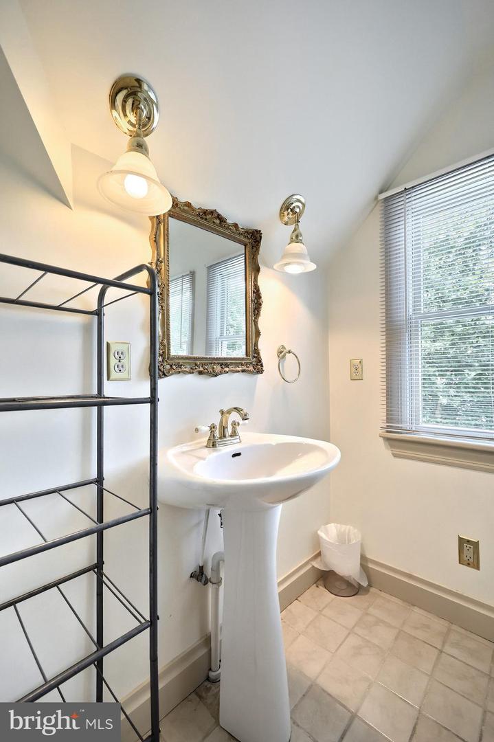 412 Carlisle St Property Photo 27