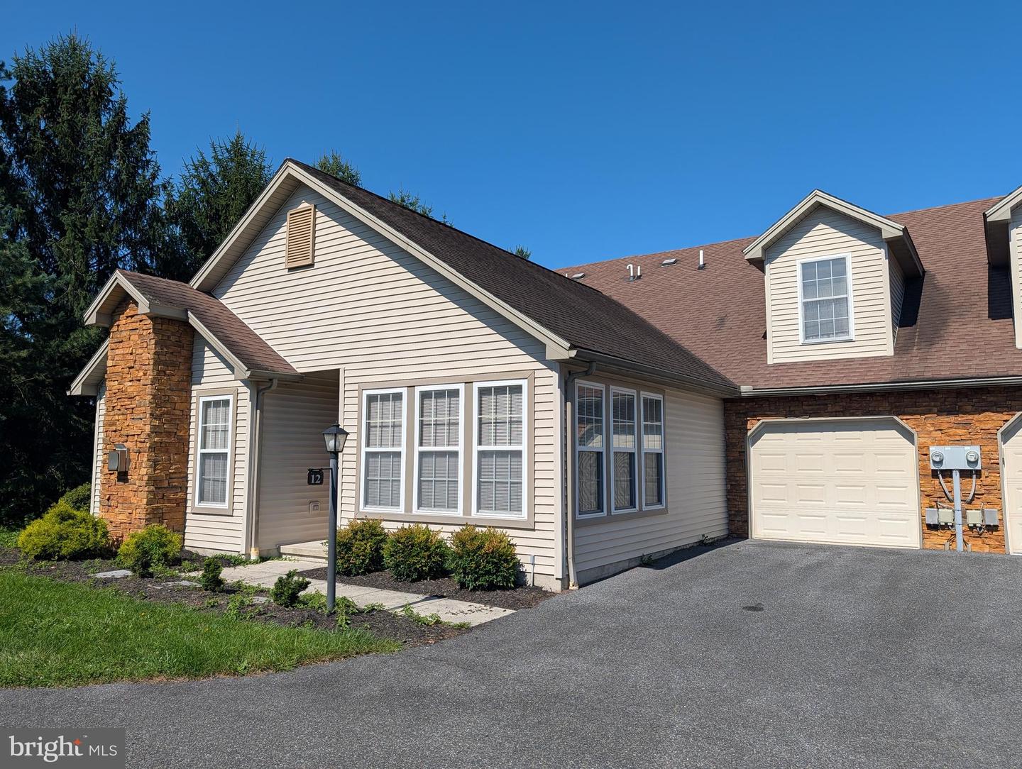 12 HILLVIEW CT Property Photo 1