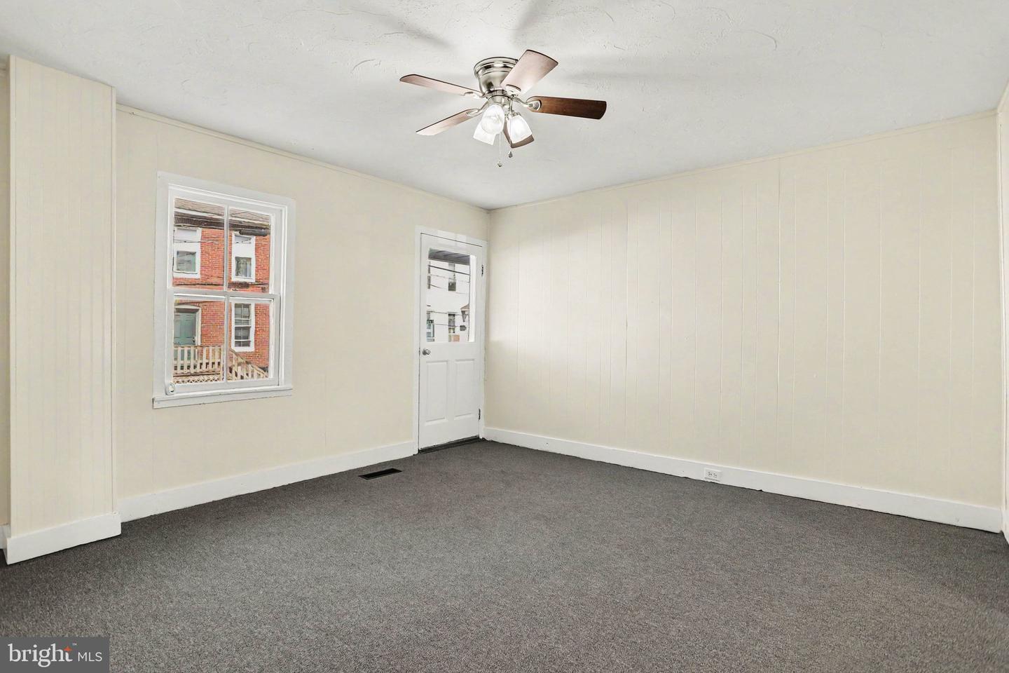 400 S Washington St Property Photo 4