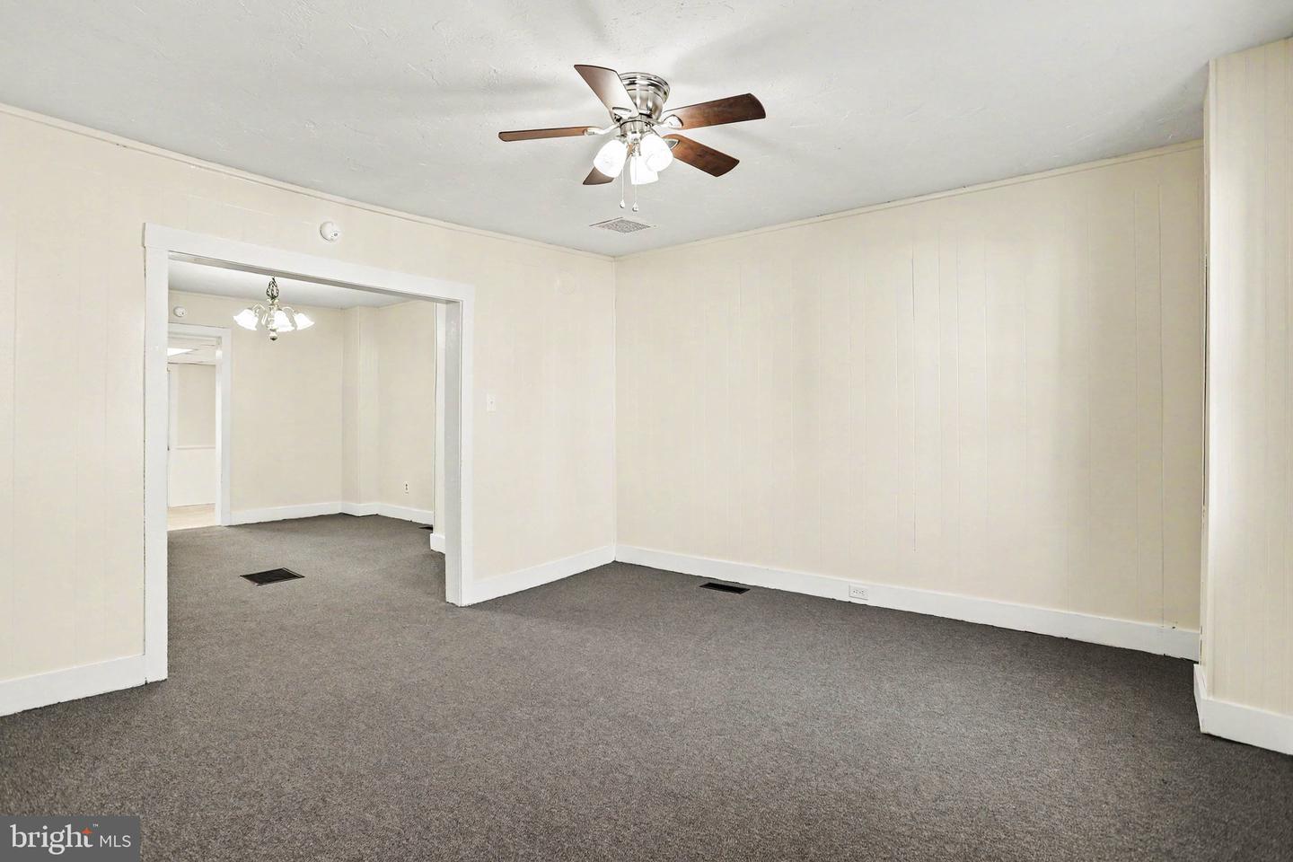 400 S Washington St Property Photo 5