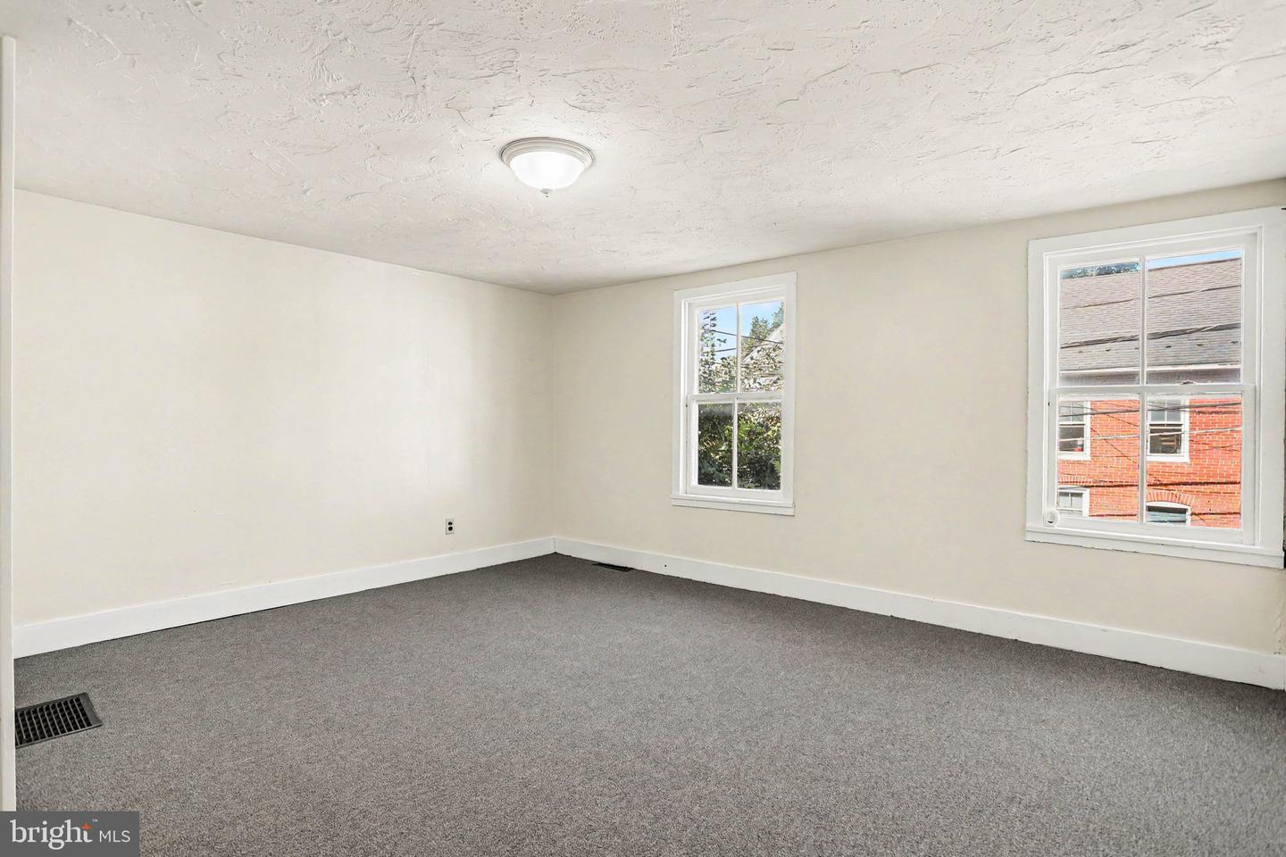 400 S Washington St Property Photo 12