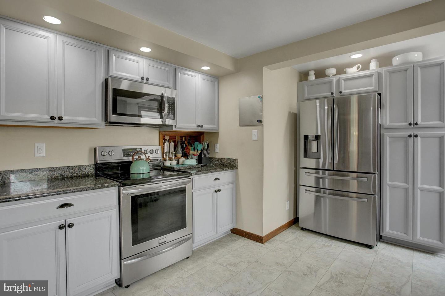 16 Easy St Property Photo 8