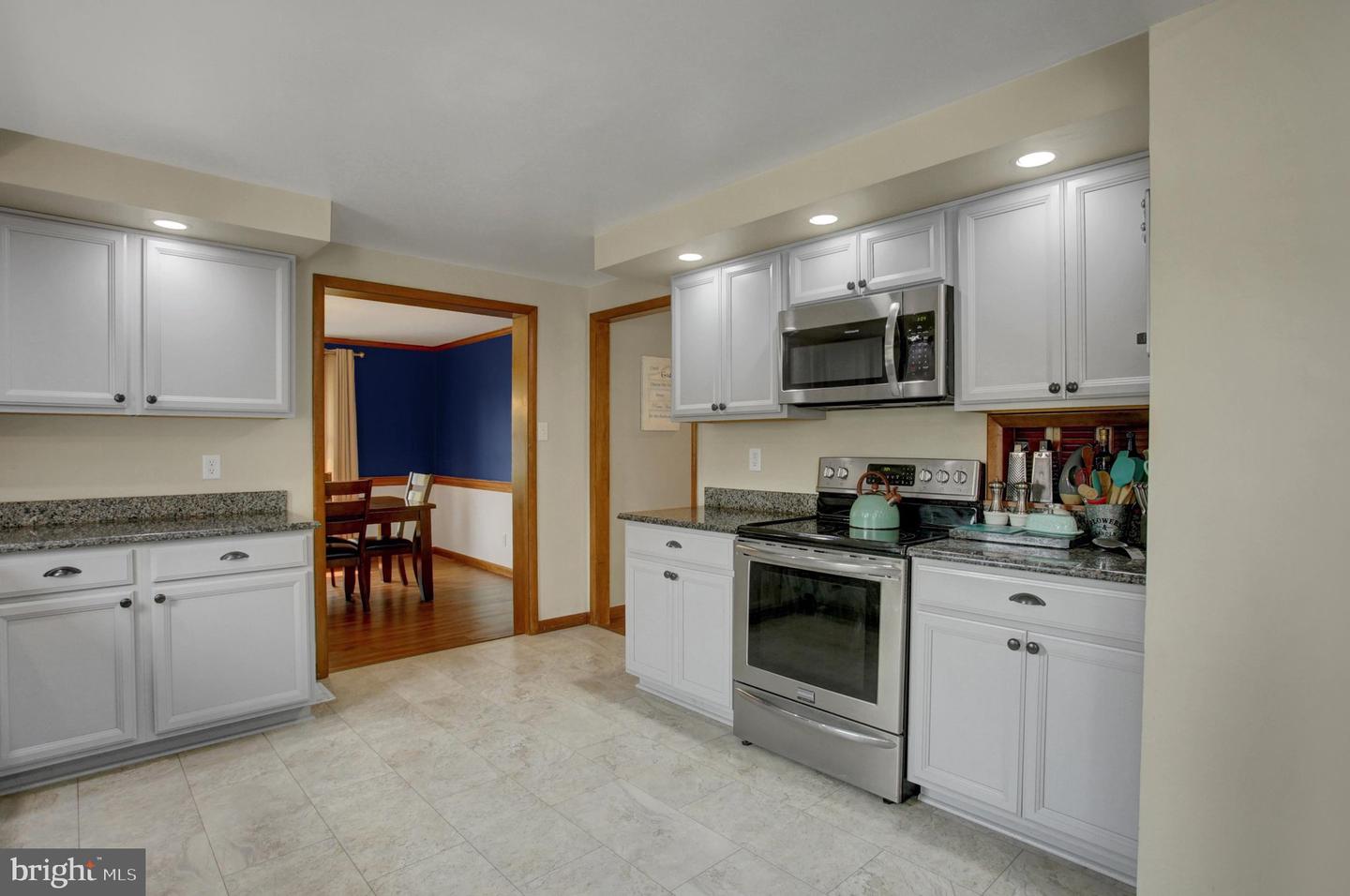16 Easy St Property Photo 10