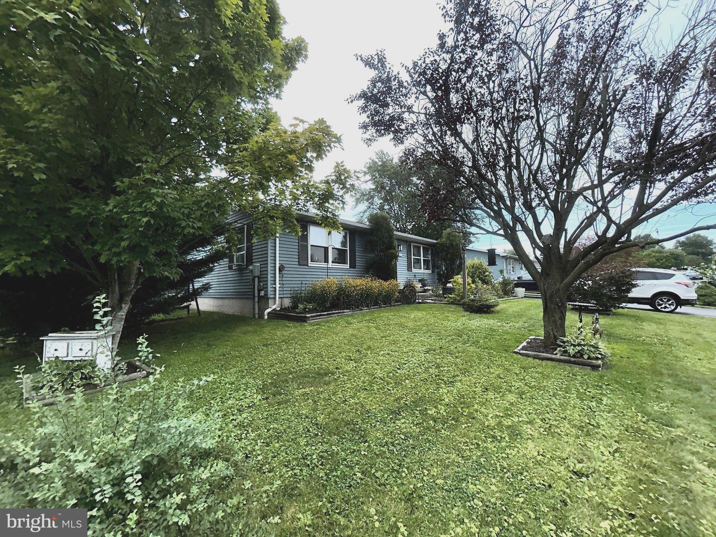 4 Corey Ln Property Photo 2