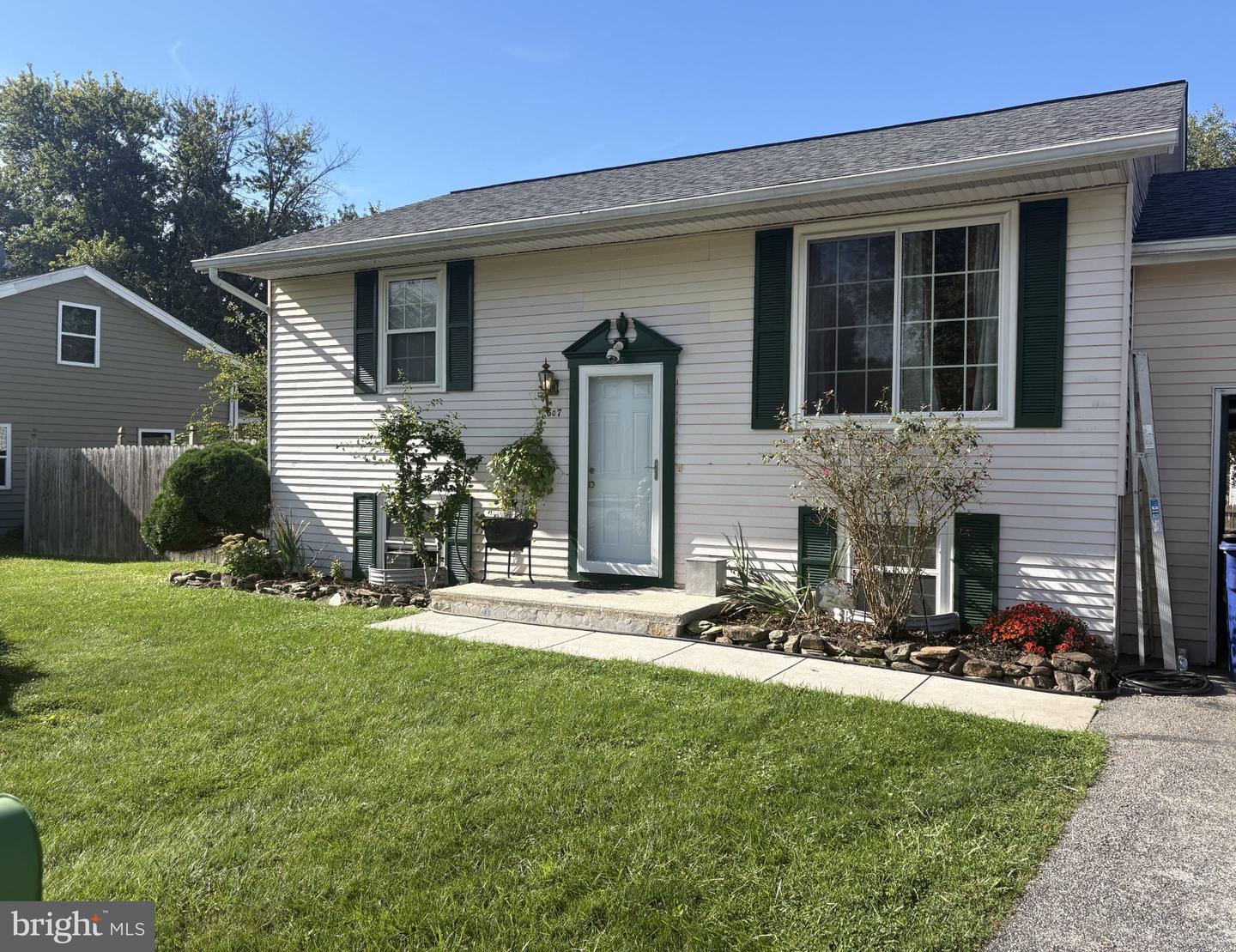 507 LAKEVIEW CIR Property Photo 1
