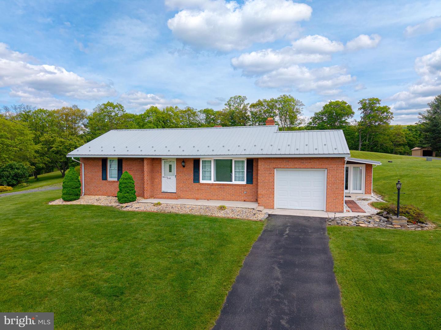 2140 Hyndman Rd Property Photo