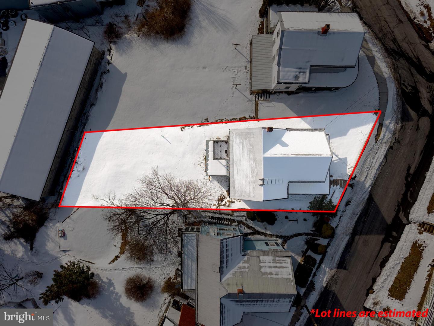 130 E 1st St Property Photo 5