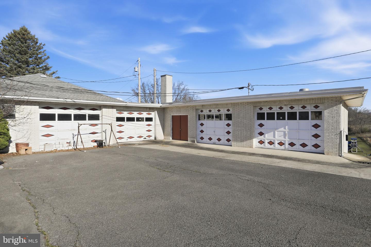 501 Breezewood Rd S Property Photo 3