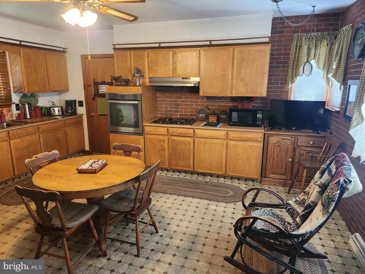 5822 Business 220 Property Photo 8