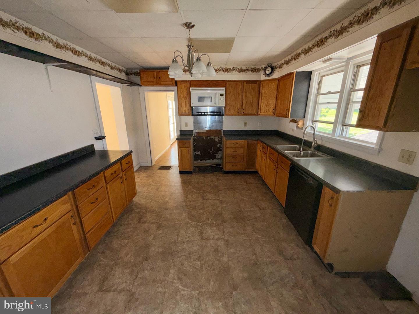 221 W 5th Ave Property Photo 6