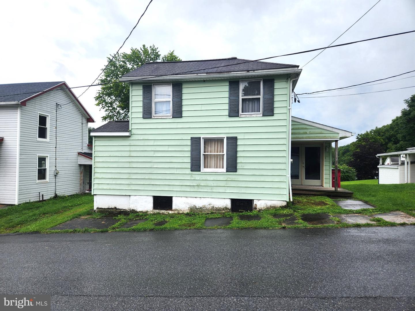 40 8th St W Property Photo 1