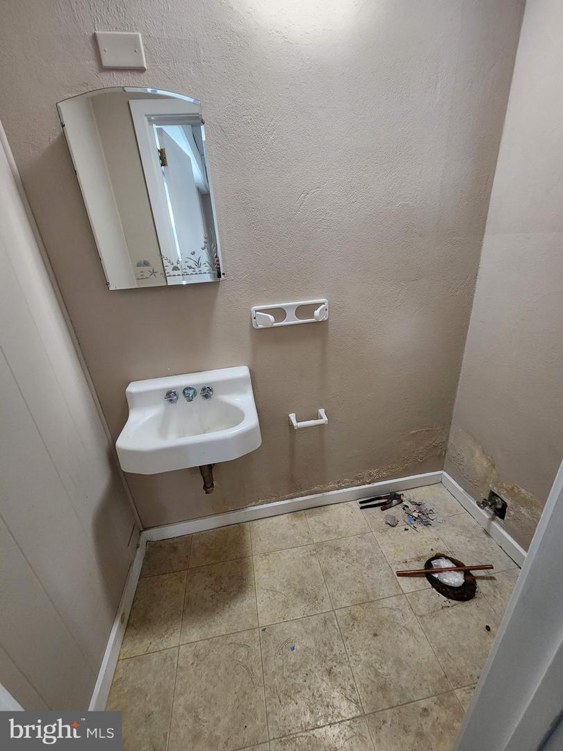 315 E 2nd St #c Property Photo 22