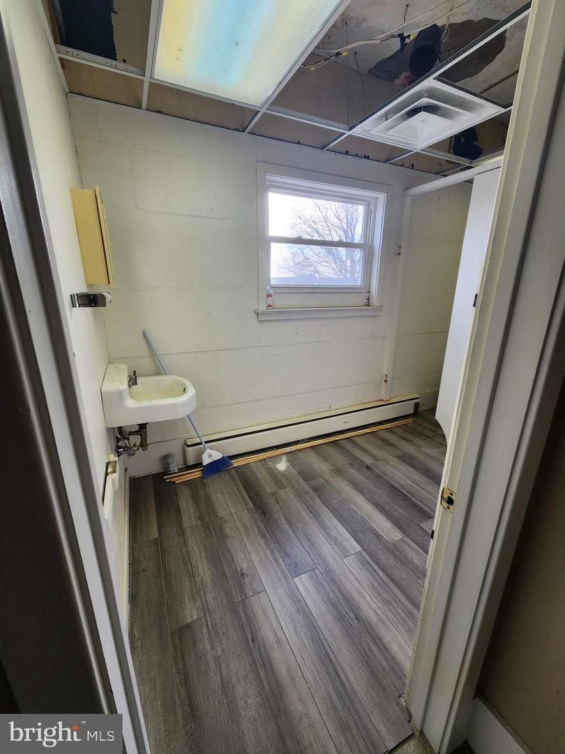 315 E 2nd St #c Property Photo 23