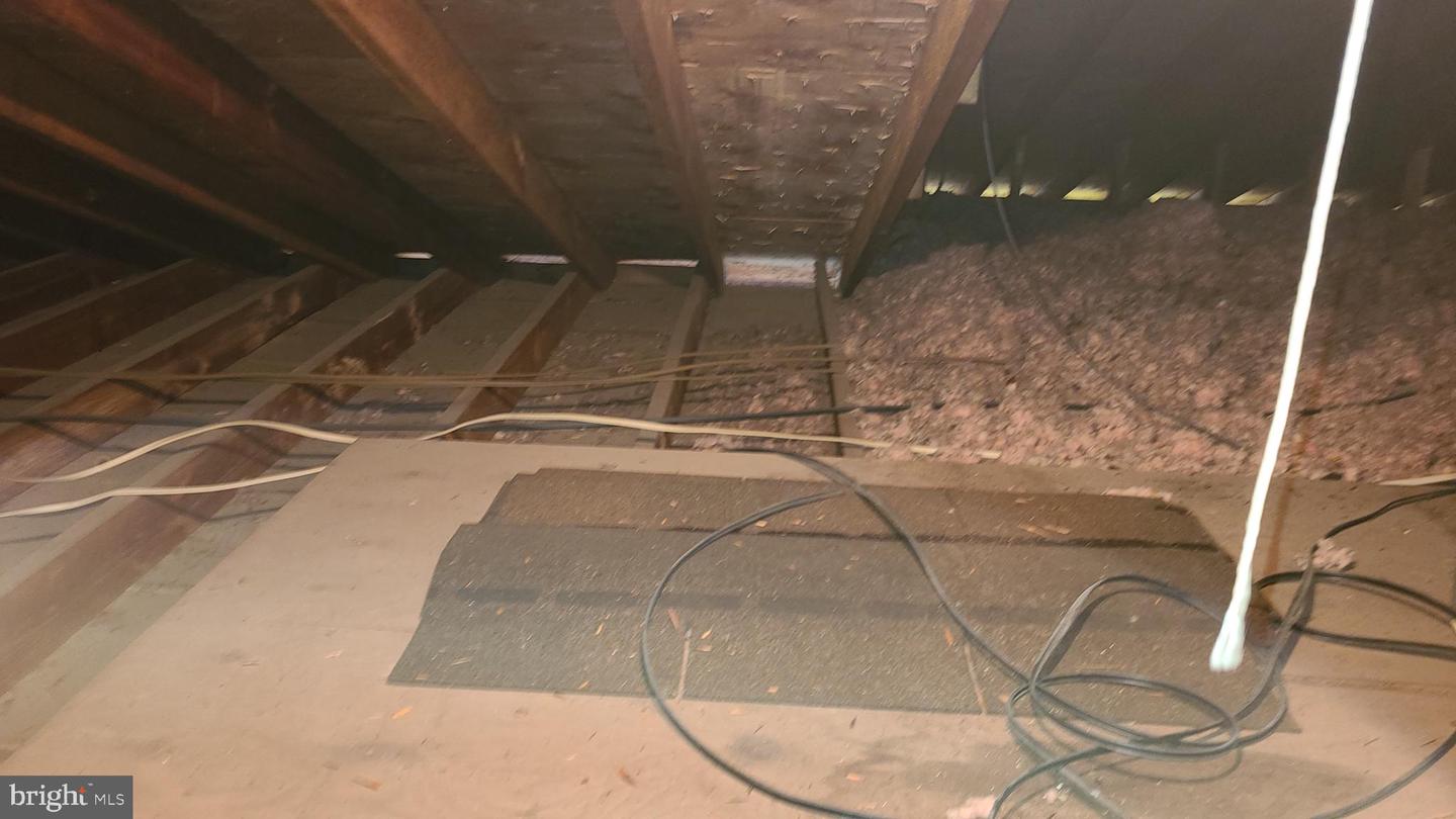1014 Windsor St Property Photo 4