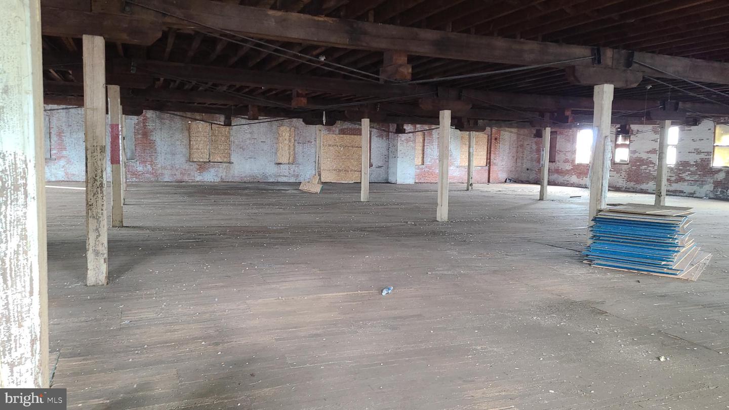 1014 Windsor St Property Photo 25