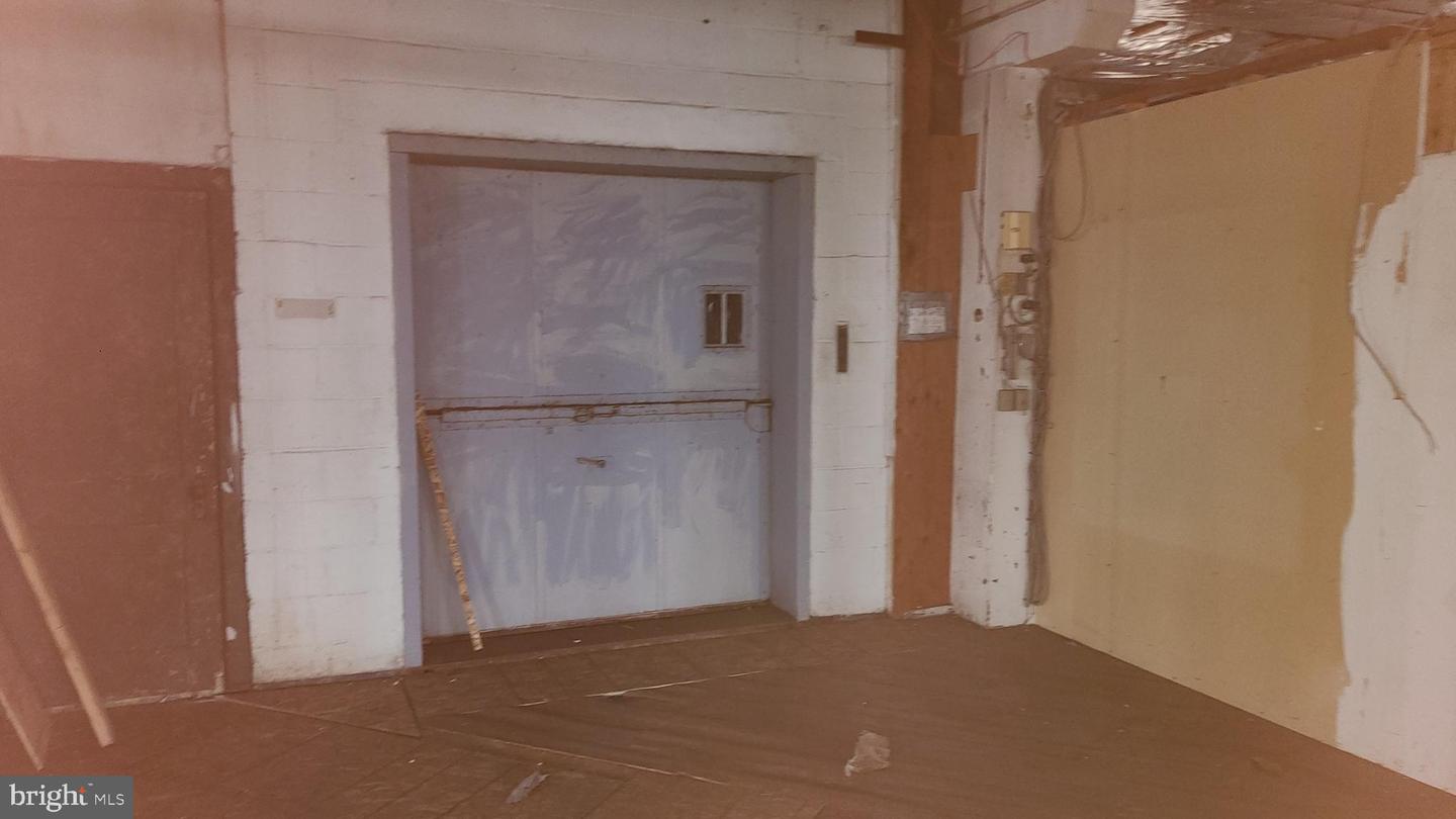 1014 Windsor St Property Photo 27