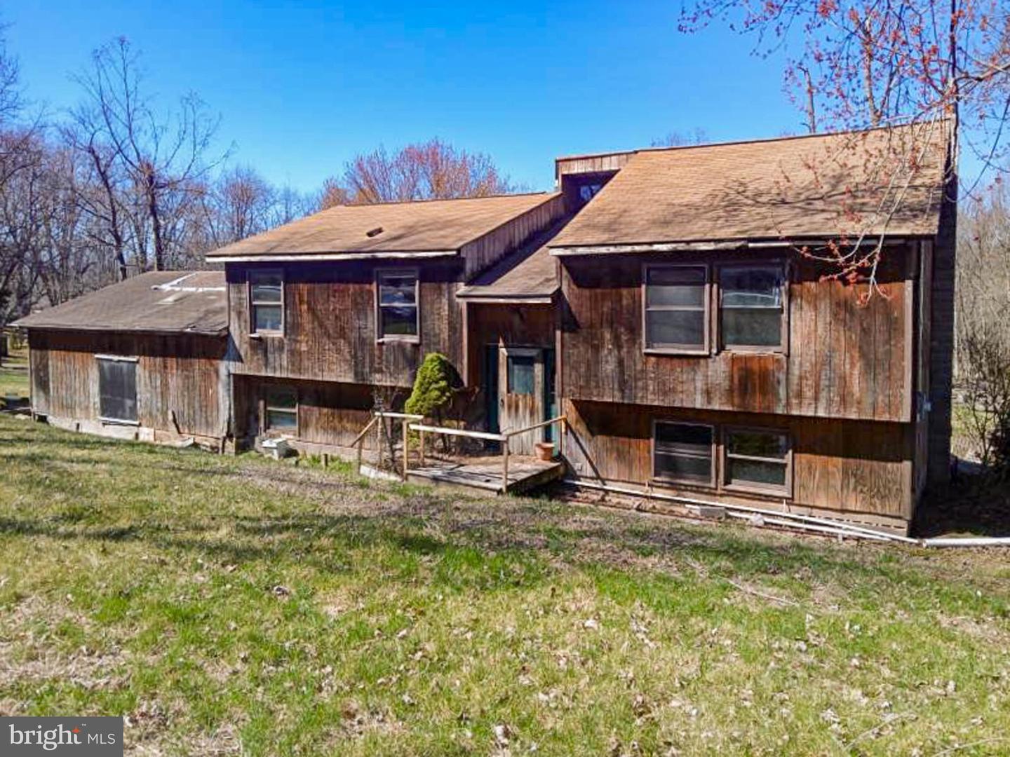 1821 E Rte 724 Property Photo 2