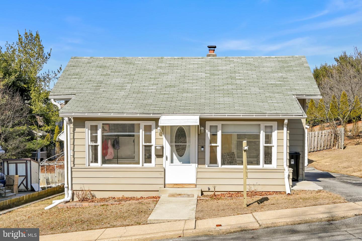 39 Seminary Ave Property Photo