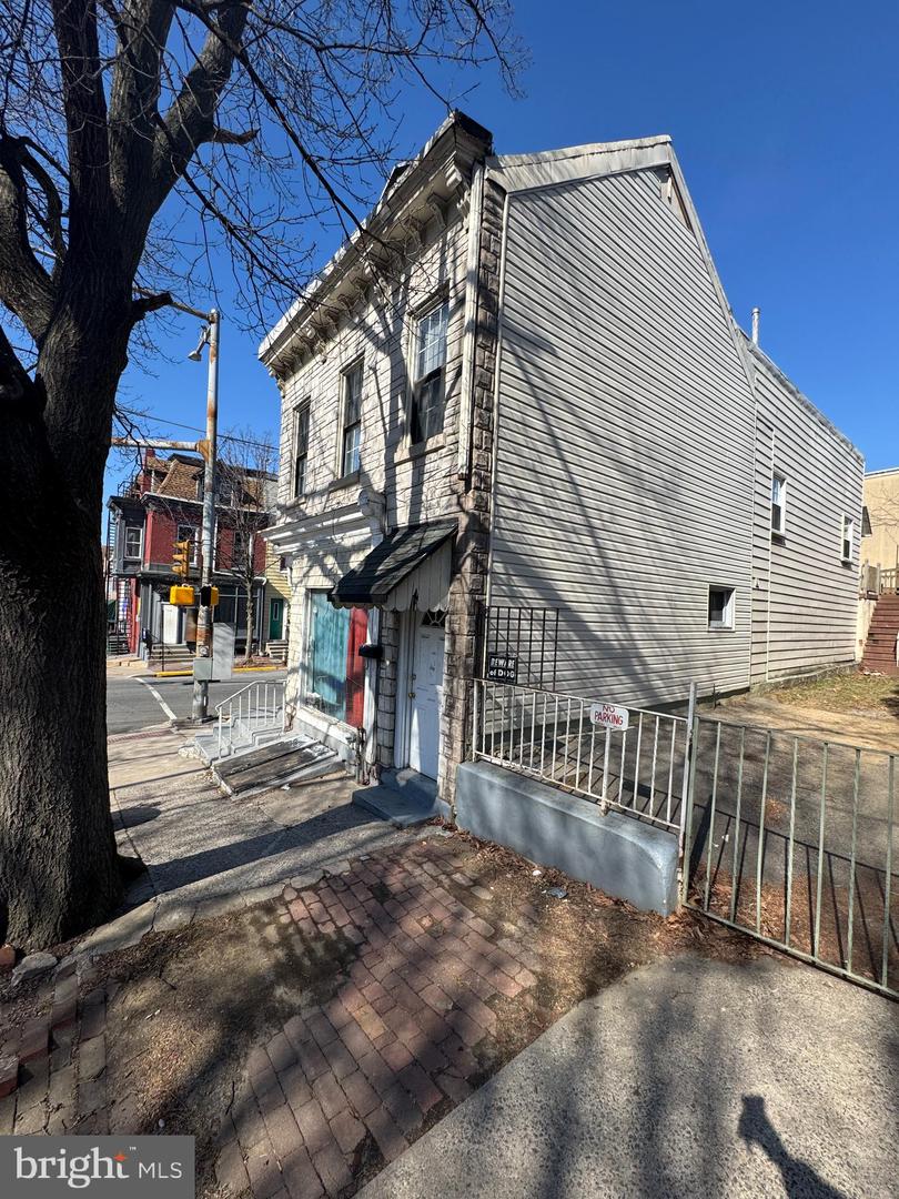 1101 Walnut St Property Photo 3