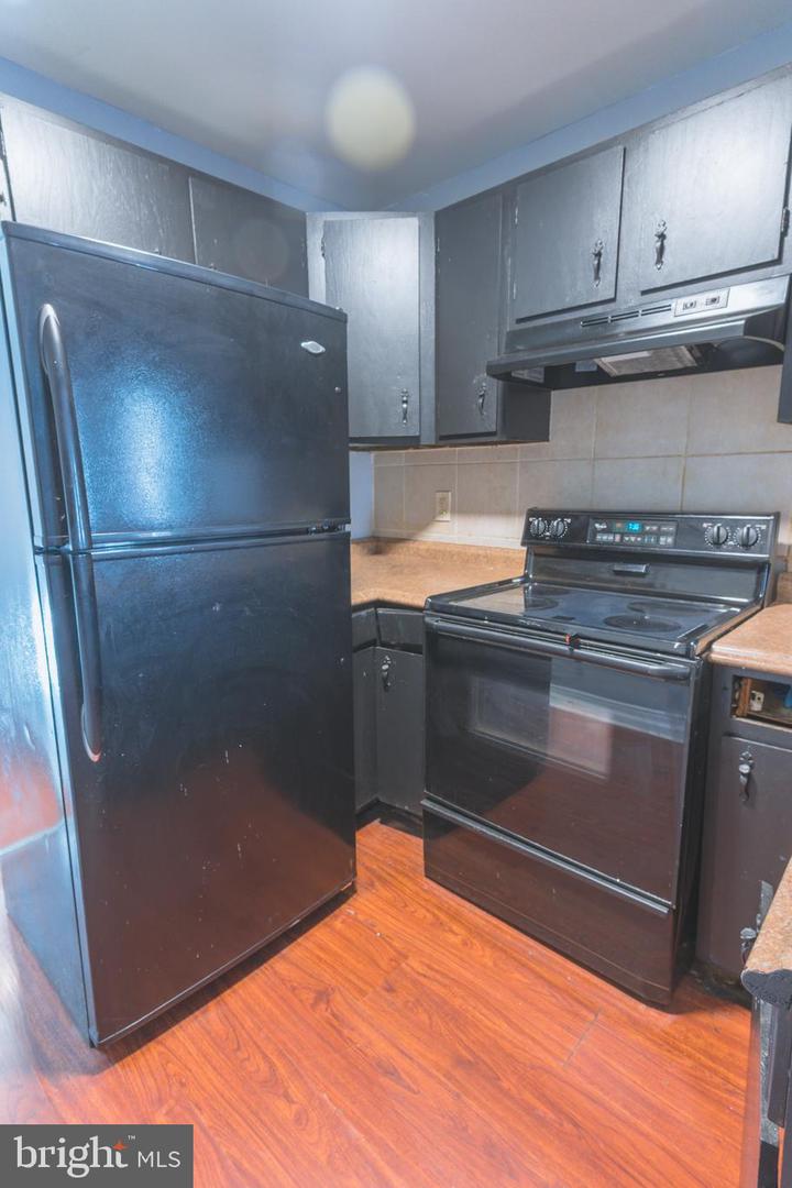 120 W Elm St Property Photo 6