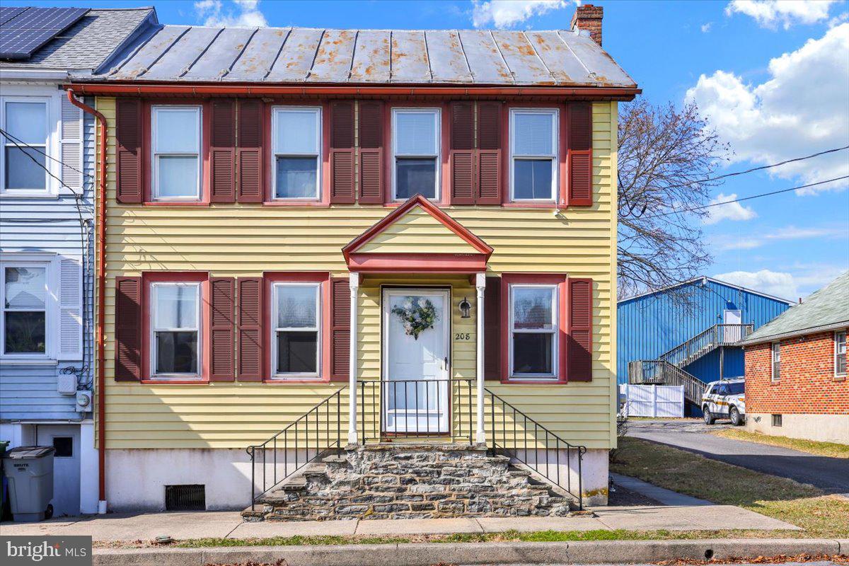 208 W 2nd St Property Photo