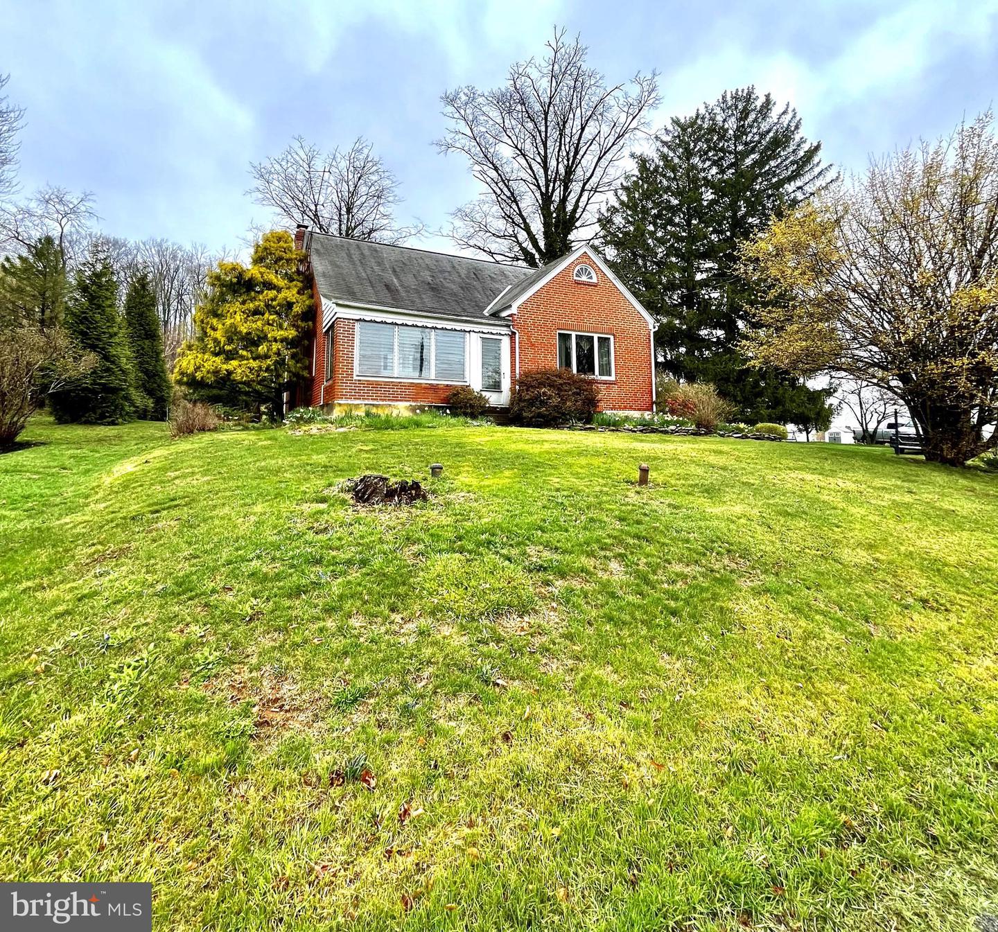 1042 Weisstown Rd Property Photo 1