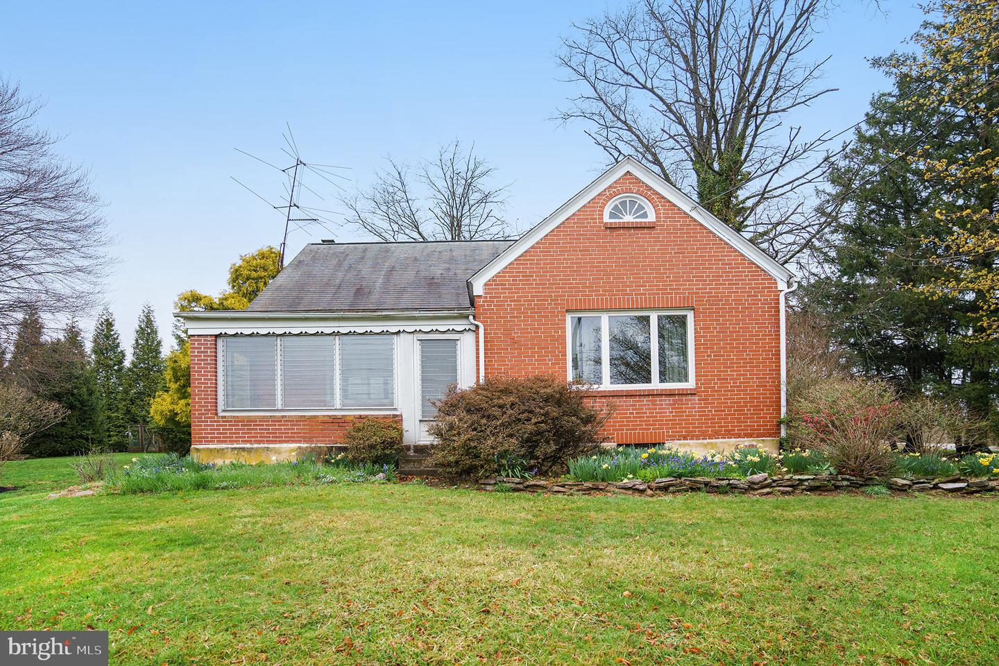 1042 Weisstown Rd Property Photo 2