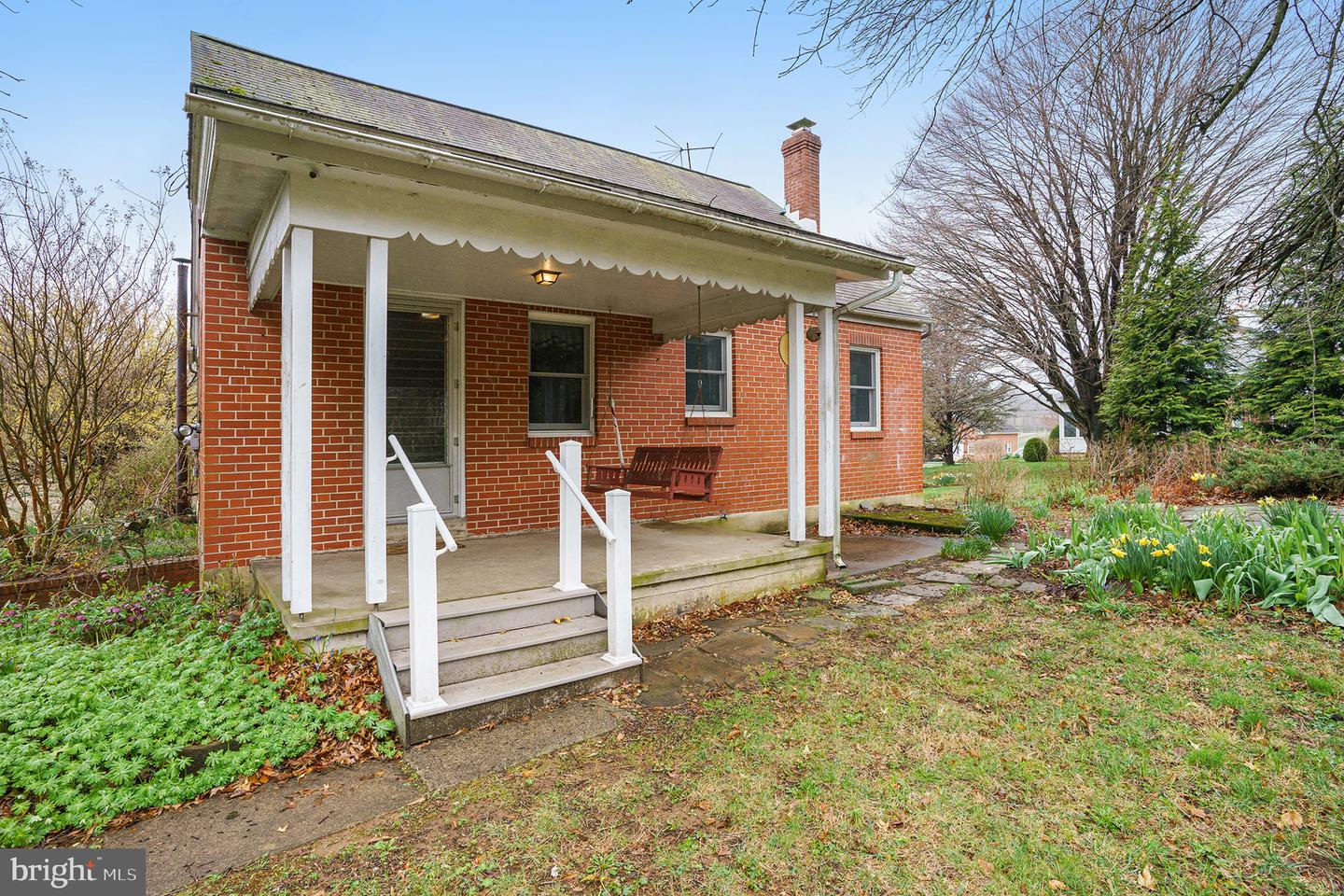 1042 Weisstown Rd Property Photo 4