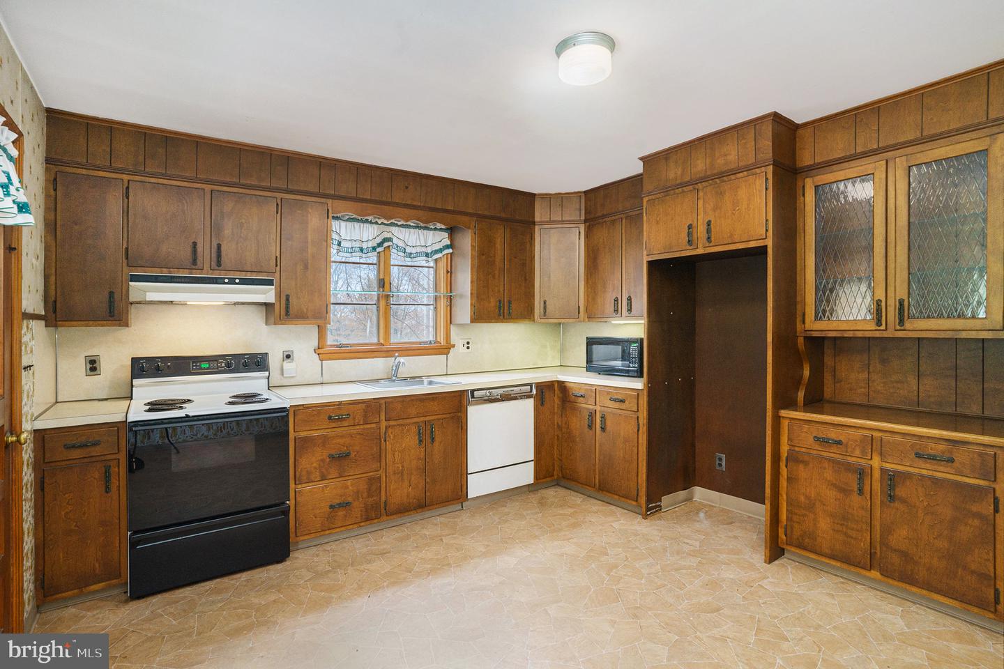 1042 Weisstown Rd Property Photo 10