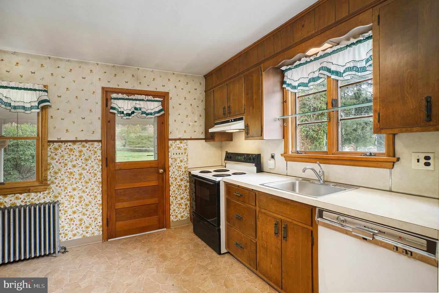 1042 Weisstown Rd Property Photo 11