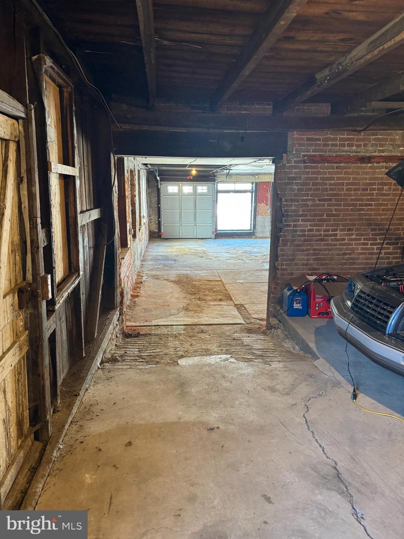 82 Penn St #garage Property Photo 4