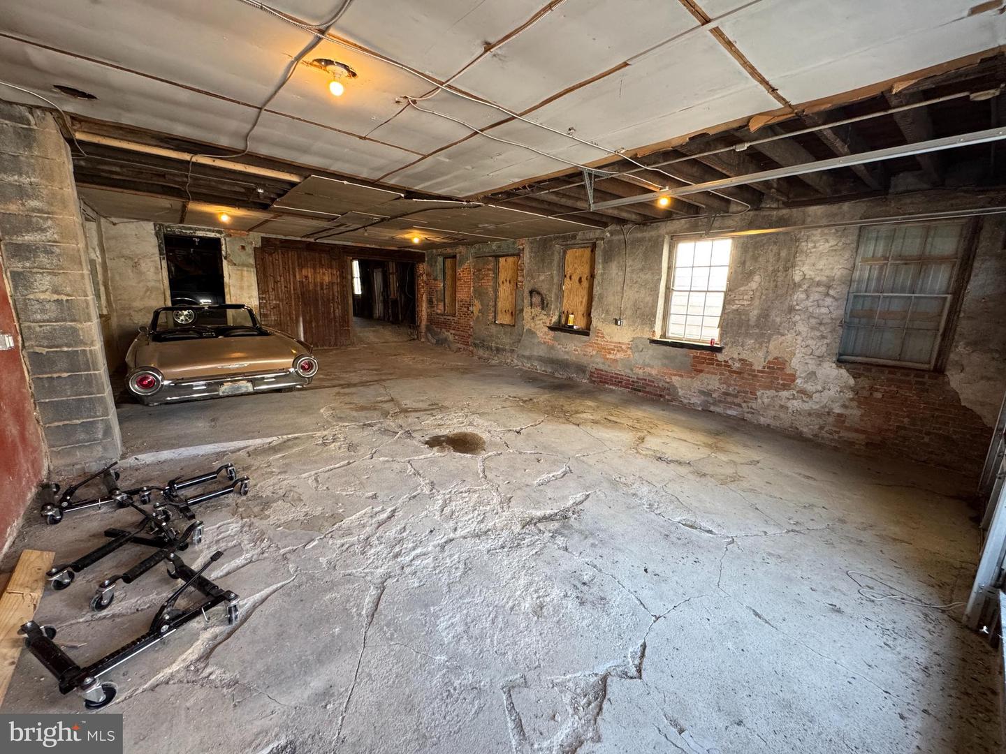 82 Penn St #garage Property Photo 5