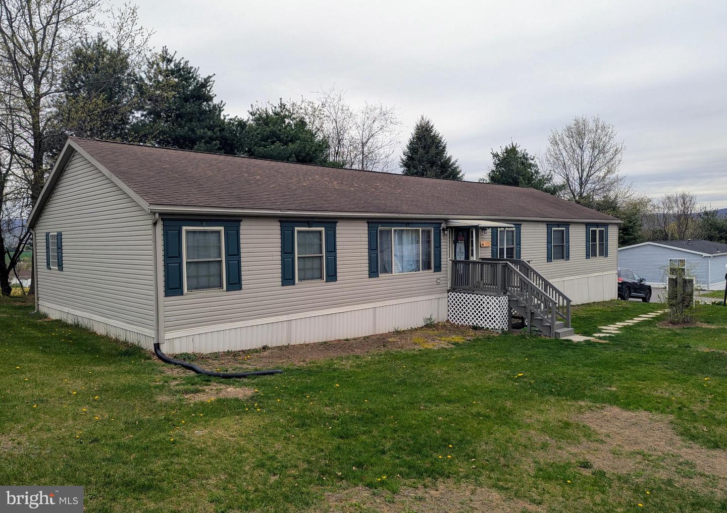 3 Hawthorne Ln Property Photo 1