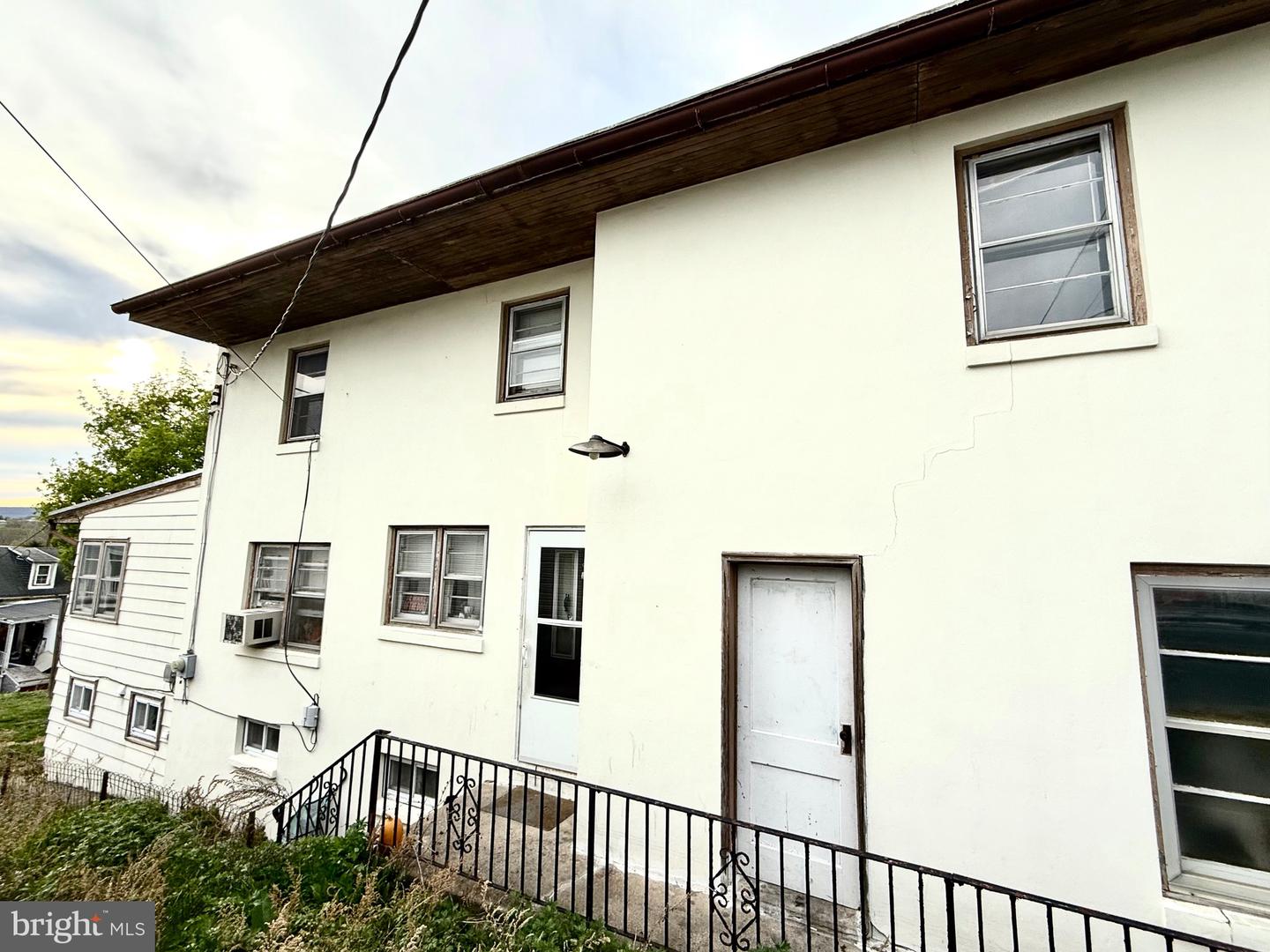 249 S 4th St Property Photo 1
