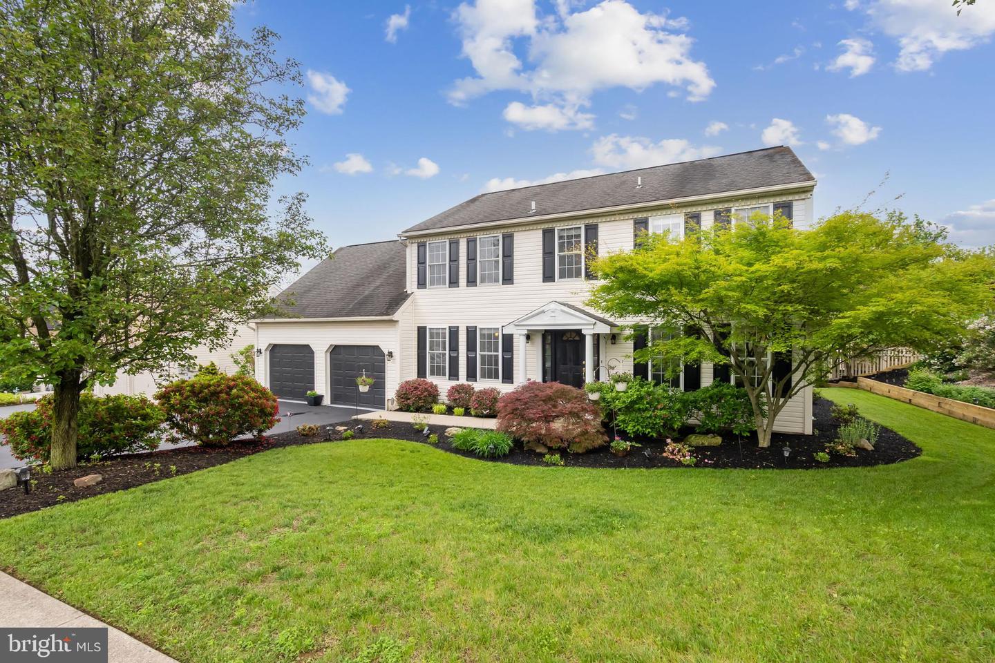 27 Bowes Ln Property Photo