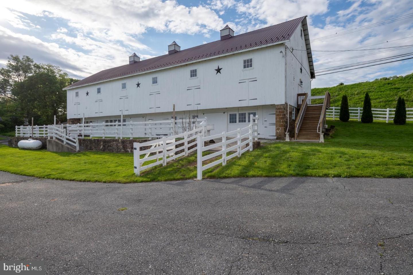 1160 Old Bernville Rd Property Photo 3