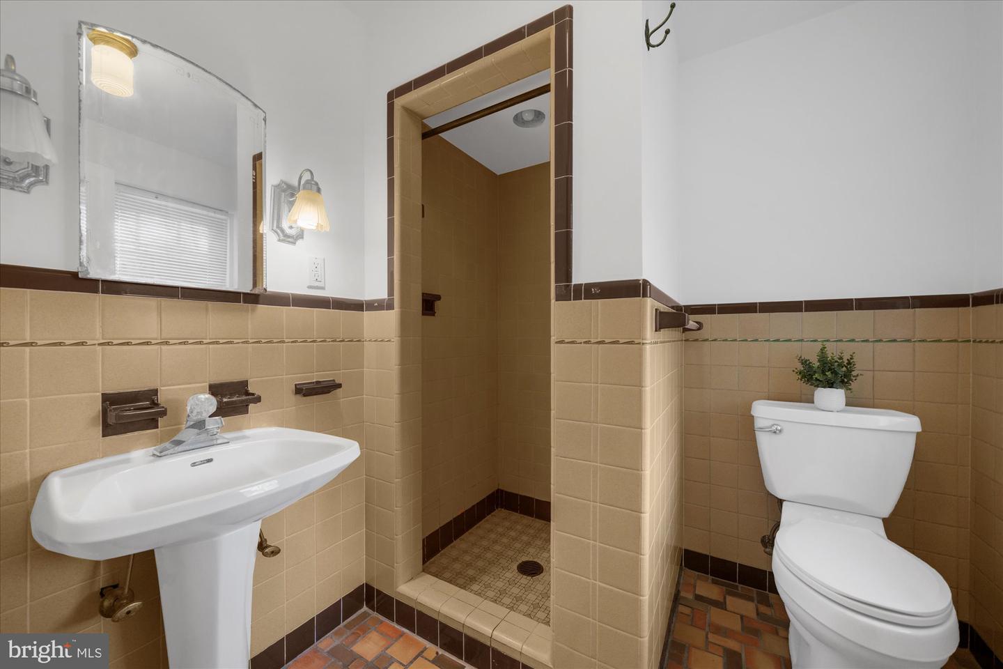 109 W Philadelphia Ave Property Photo 9