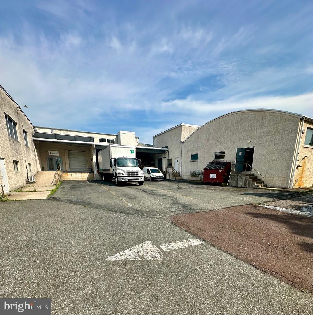 315-329 E 2nd St #c & D Property Photo 11