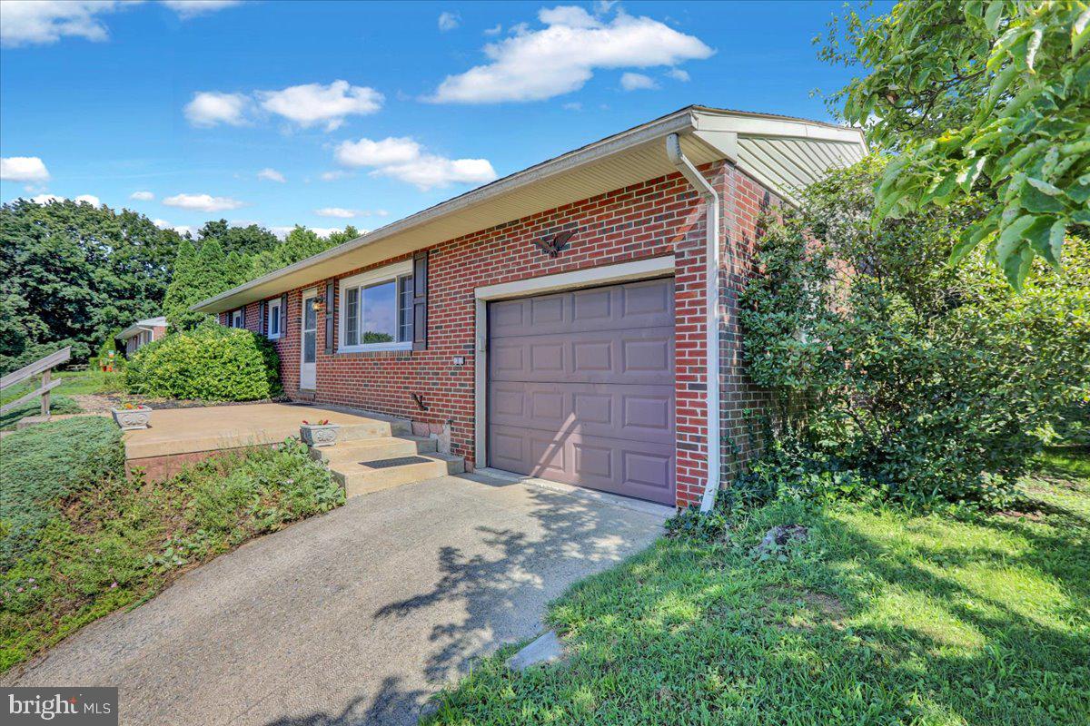 383 S Turner St Property Photo 1