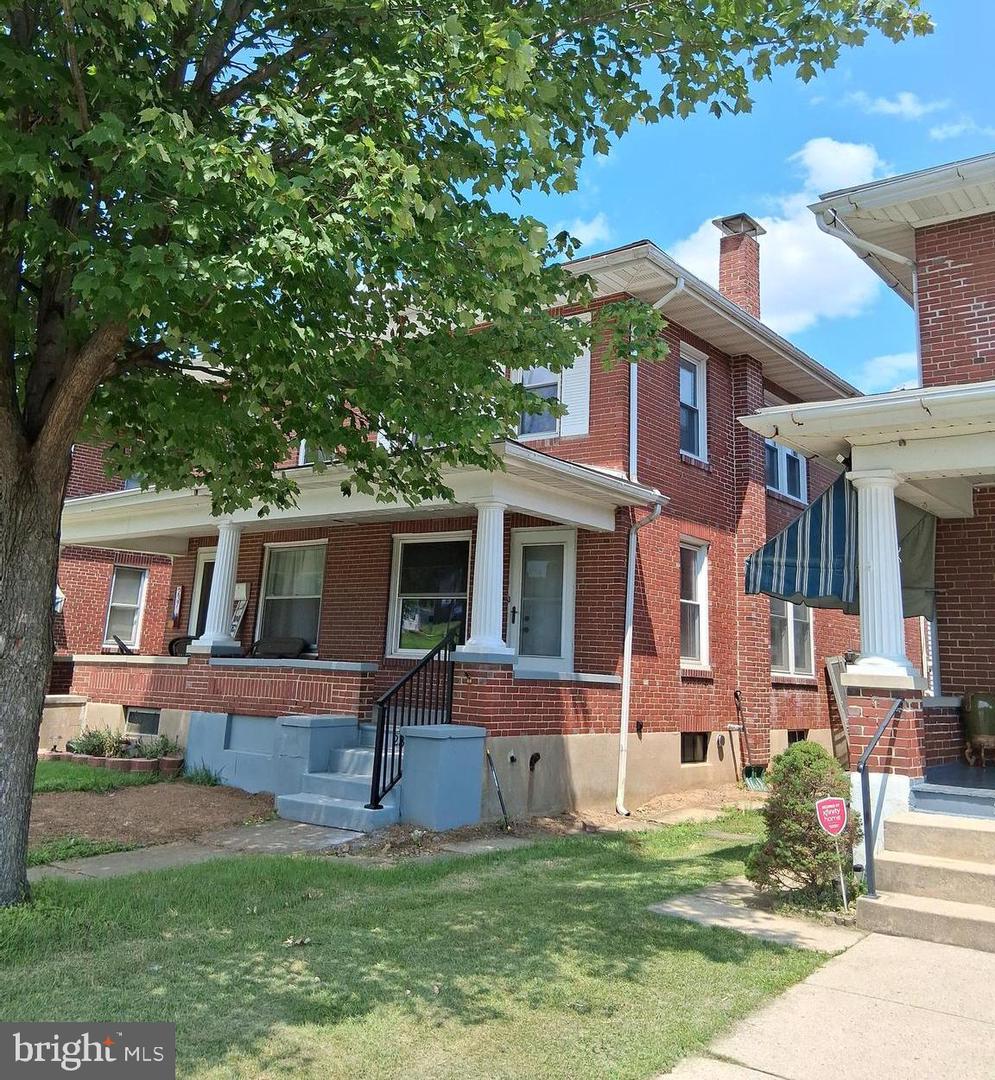 235 W Elm St Property Photo 1