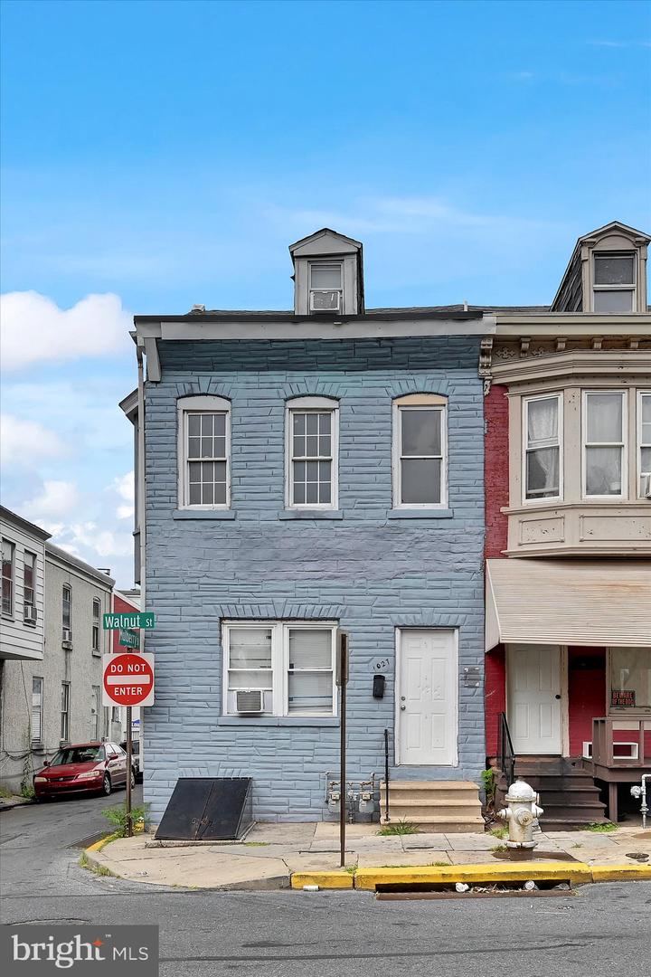 1027 Walnut St Property Photo 2