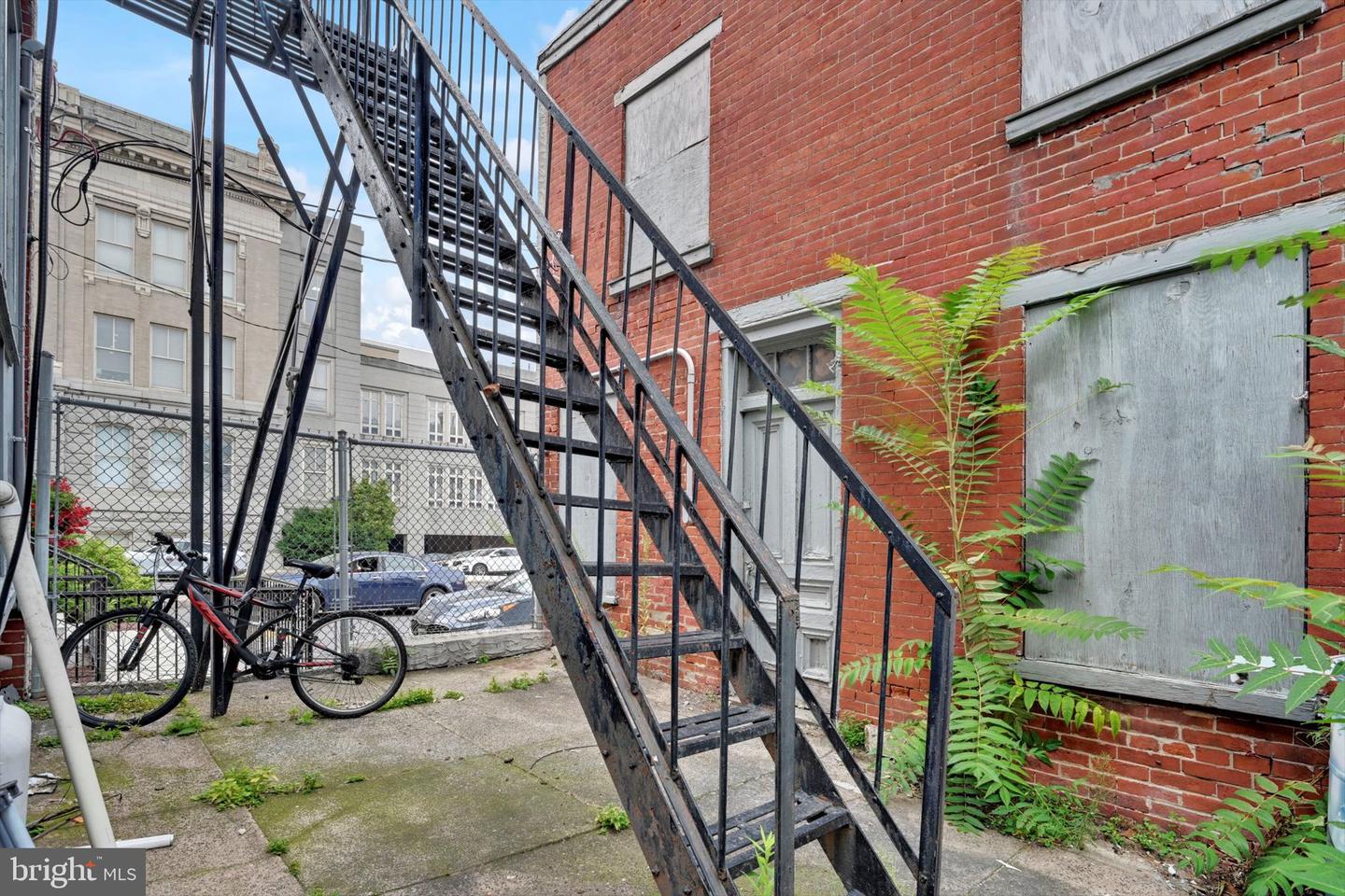 835 Washington St Property Photo 9