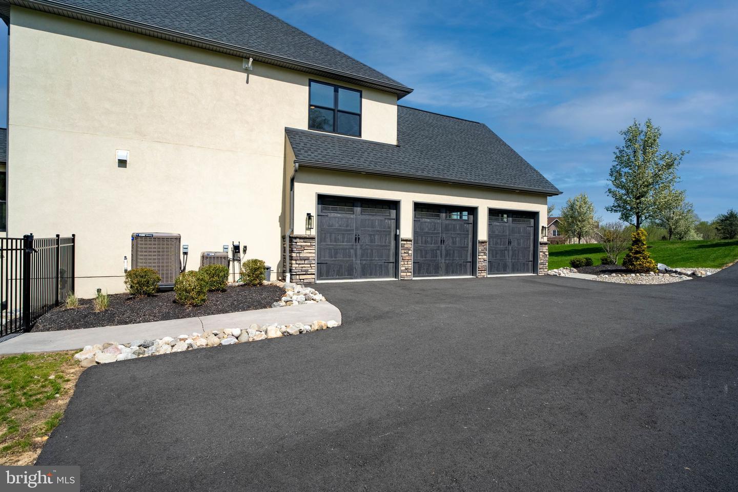 233 European Dr Property Photo 63
