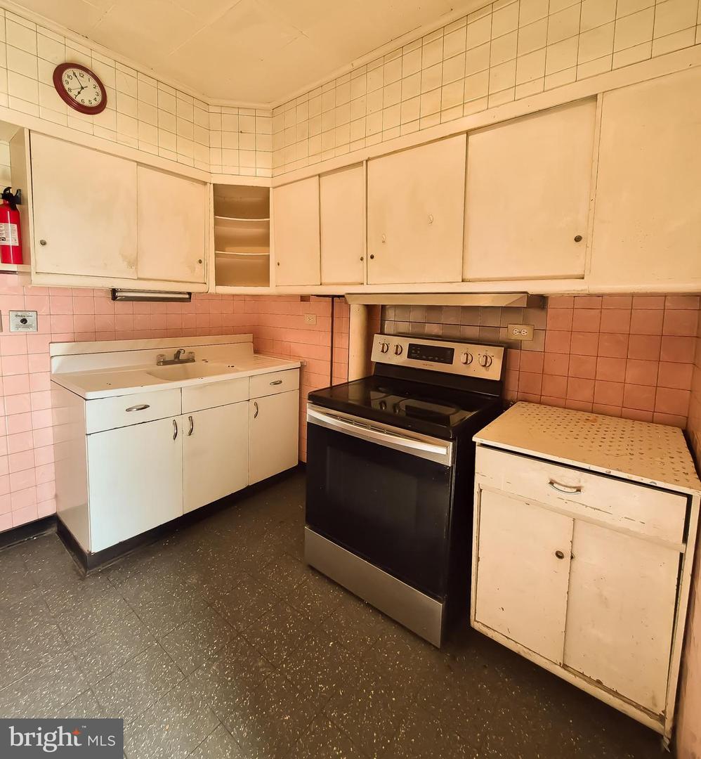 1262 Buttonwood St Property Photo 8