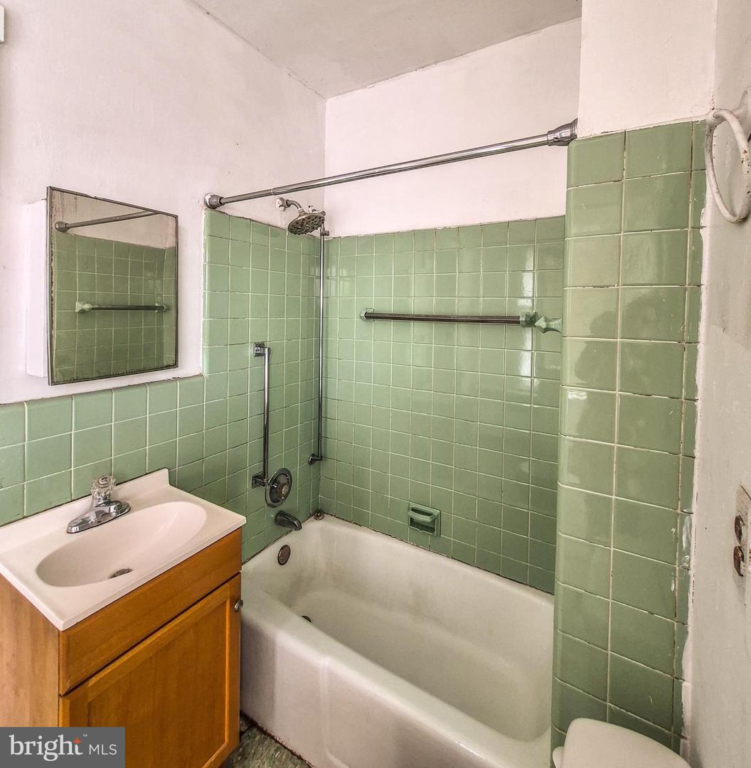 1262 Buttonwood St Property Photo 18
