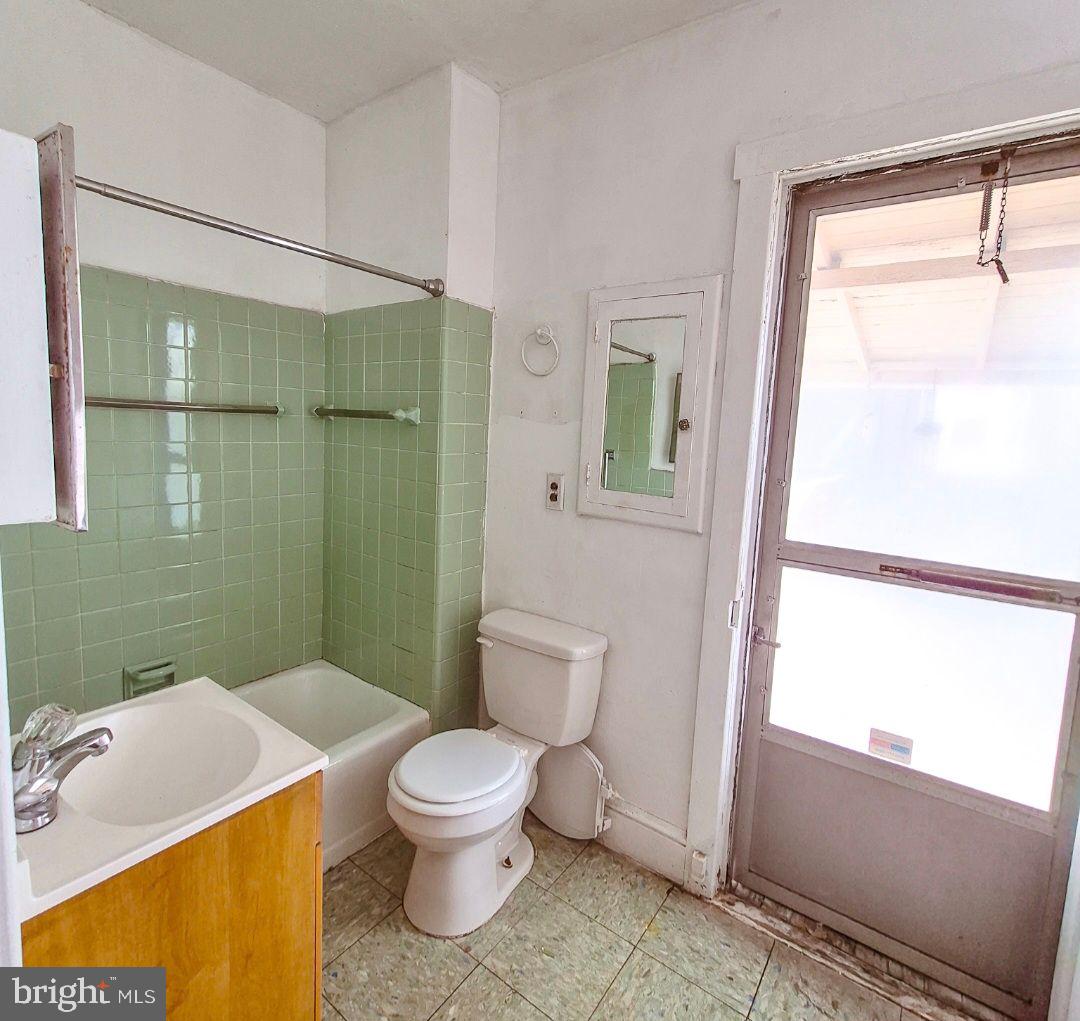 1262 Buttonwood St Property Photo 19