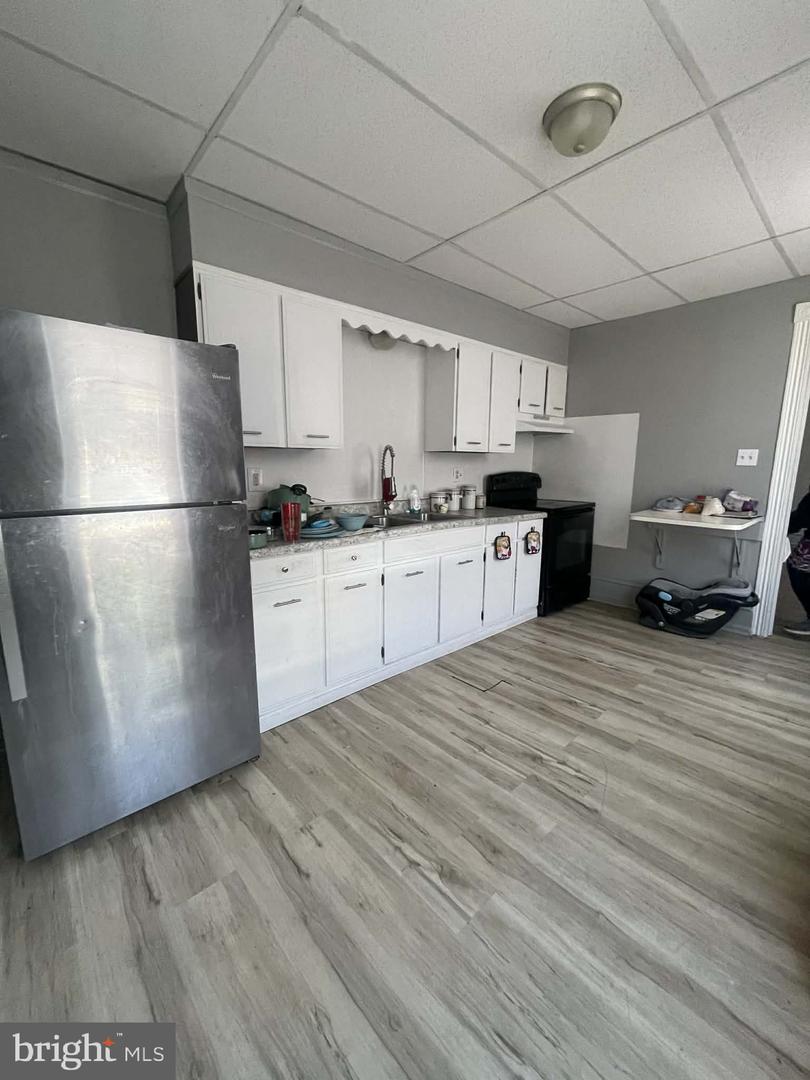 1059 Moss St Property Photo 3